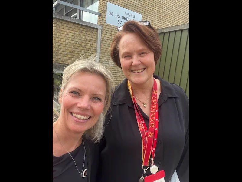 Kristina Estrup Frederiksen sammen med tillidsrepræsentant fra Børne- og Ungeafdelingen på Nordsjællands Hospital